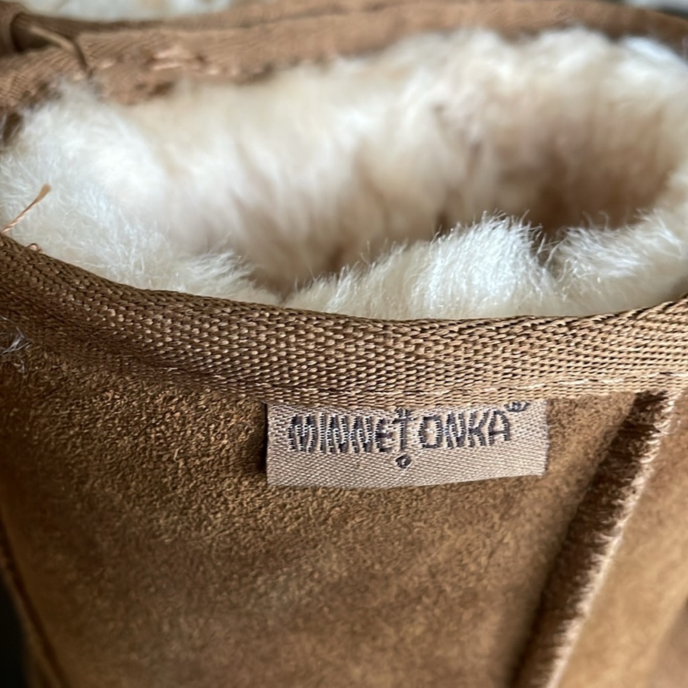 Minnetonka  Women’s  Olympia Suede Boots.  Sheepskin Lining Easy Slip On.  NWOT - Picture 4 of 15